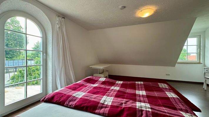 Schlafzimmer 1 im Obergeschoss, Balkonzugang