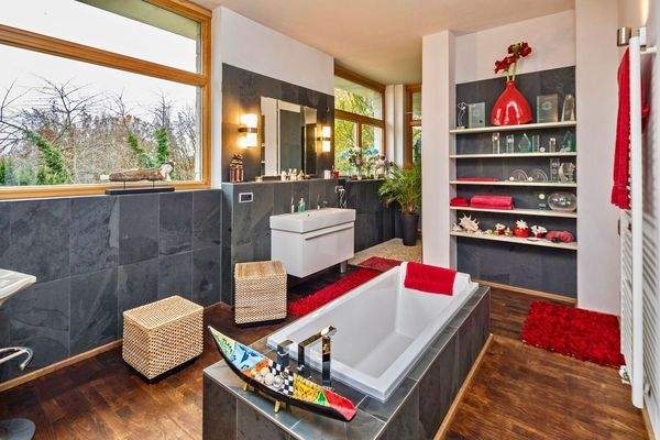 eines der beiden hochwertigen Bäder