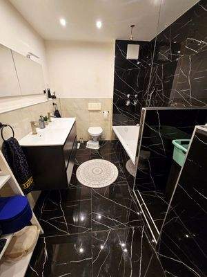 Bad mit Wanne und Dusche