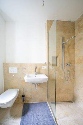 Bad mit Dusche u. WC im EG