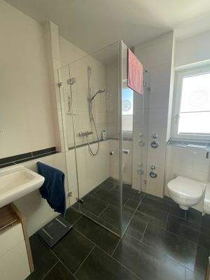 begehbare/bodengleiche dusche (anstatt badewanne)