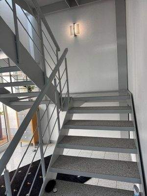 Modernes Treppenhaus zur Hauptwohnung
