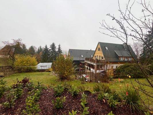 Sicht auf Pension mit Terrasse