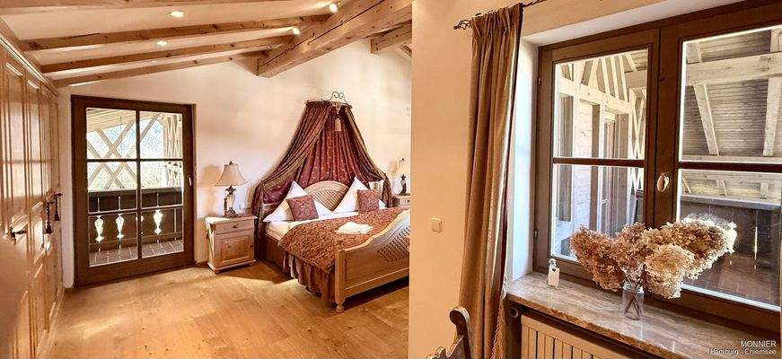 Schlafzimmer mit zwei Balkonen