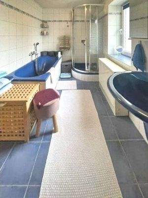 Tageslichtbad mit Wanne und Dusche