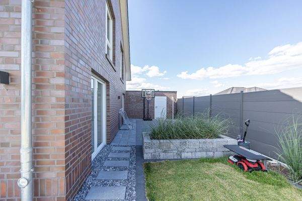 Nebenterrasse / Vorbereitet für eine Sauna