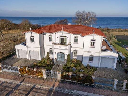 Moderne Bäderstil-Strandvilla in direkter Ostseelage mit eigenem Strandzugang DAHLER Rostock
