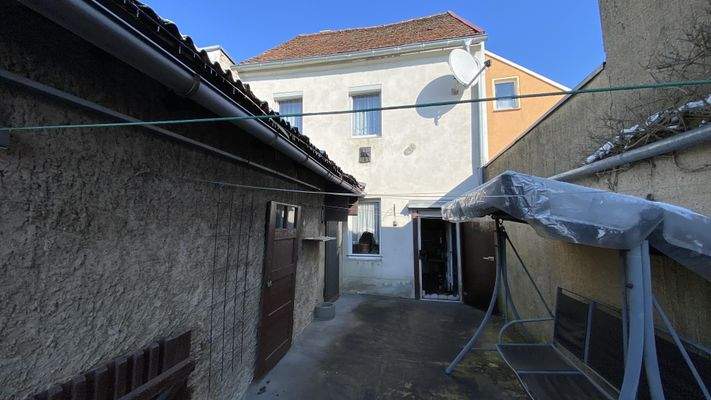 Hinter-und Nebengebäude