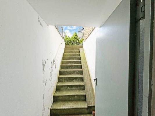 Kelleraußenzugang mit Fahrradrampe