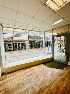 Schaufensterfront Laden EG - rechts