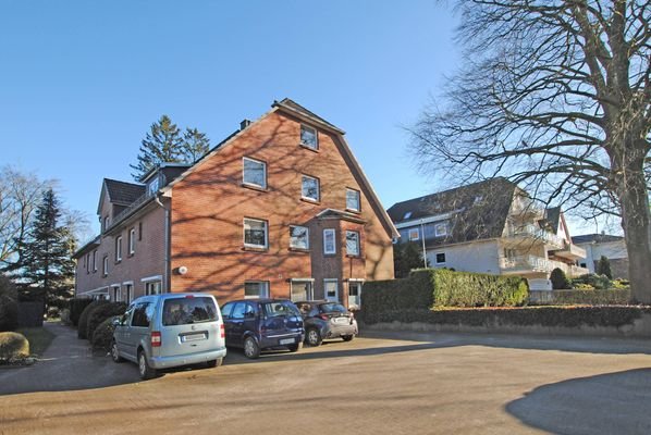 Hausansicht und Stellplätze