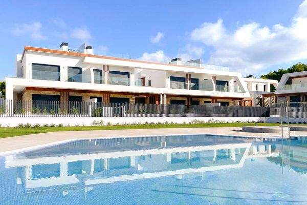 Blick vom Pool auf die Doppelhäuser