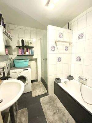 mit Dusche und Badewanne