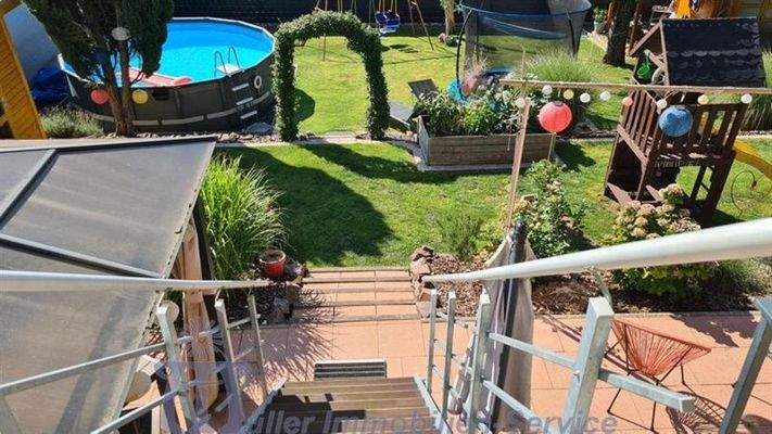 Foto 33_Treppe - Garten - Pool.JPG