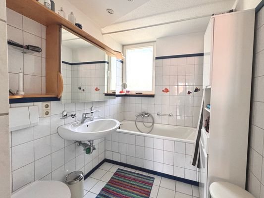Bad mit Badewanne (Obergeschoss)