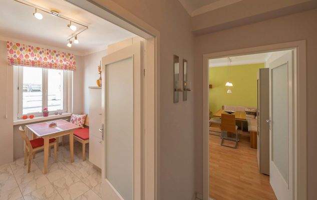 Blick in Küche und Wohnzimmer