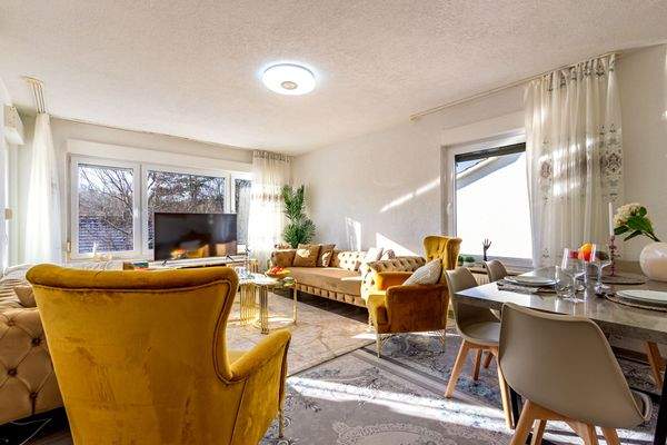 Wohnzimmer mit Zugang zum Balkon