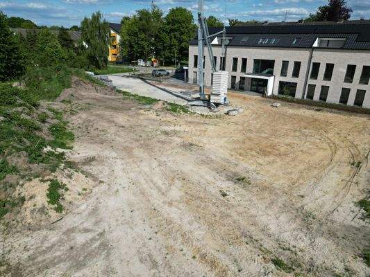 ...im Hintergrund das moderne Gebäude im gleichen Stil