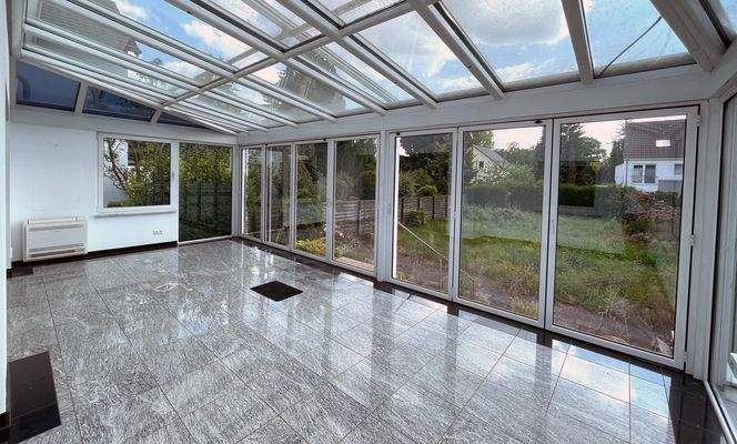 Wintergarten mit Blick in den Garten