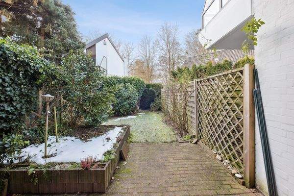 Gepflegte Terrasse mit angrenzendem Garten