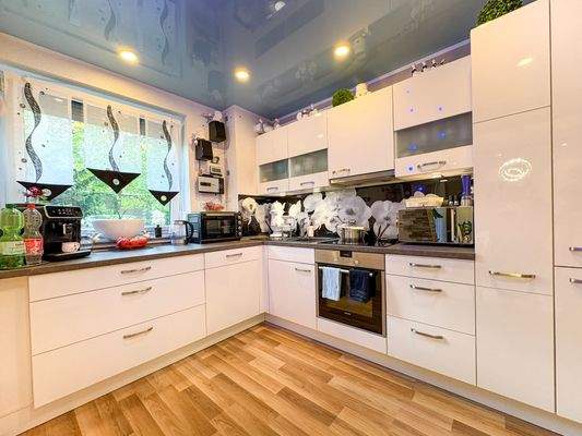 Küche mit EBK inkl. E-Geräten "Siemens"