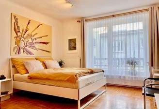 Wohn-/Schlafzimmer mit Queensize-Bett