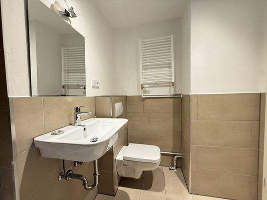 Frisch renoviertes Wannenbad