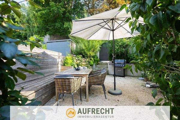 traumhafter, sonniger Garten