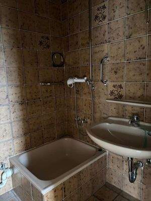 kleines Bad mit Dusche