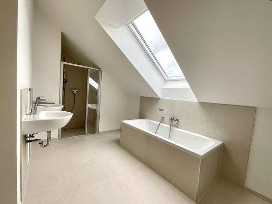 Geräumiges Badezimmer DG