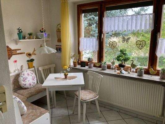 Essbereich mit Blick ins Grüne