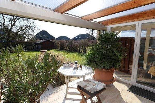 Überdachte Terrasse mit Außenrollläden