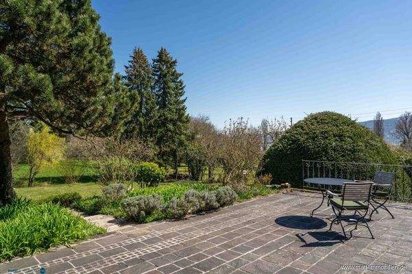 Terrasse mit Natursteinpflaster