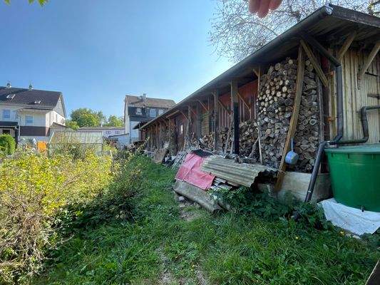 außen: großes Nebengebäude