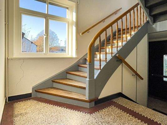 Charmante Holztreppe vom EG bis zum DG