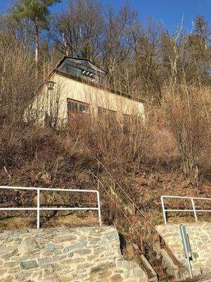 Trafostation mit Zugangstreppe