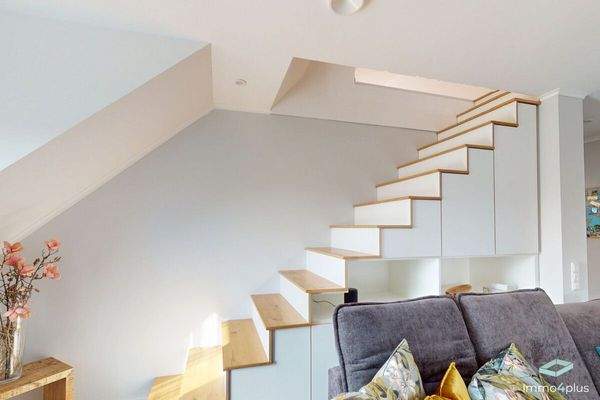 Schreinertreppe mit Stauraum und beleuchtetem Regalfach