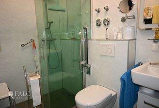 Badezimmer mit Dusche