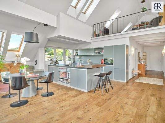 Wohnbereich mit Blick in die Küche