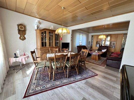 unterteiltes Wohn-Esszimmer