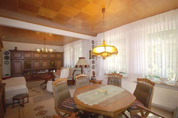 Essbereich mit Blick ins Wohnzimmer