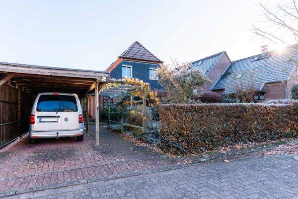 Hausansicht mit Carport