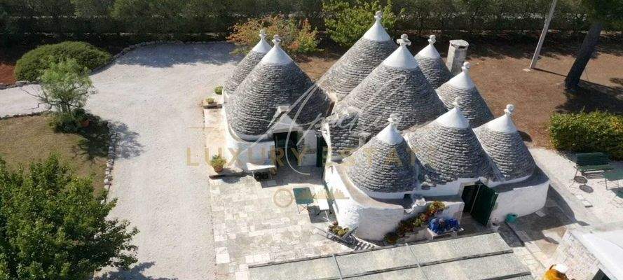 Ostuni – herrliches Areal mit Trulli und Pool