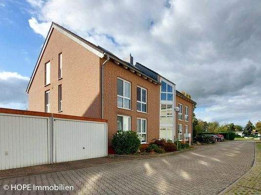 Hausansicht mit Garagenkomplex