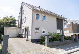 Strassenansicht mit Garage