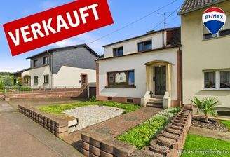RE/MAX Immobilien DeLux Einfamilienhaus Nalbach Frontansicht