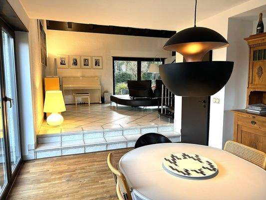 Blick vom Essbereich in den Wohnbereich und Garten