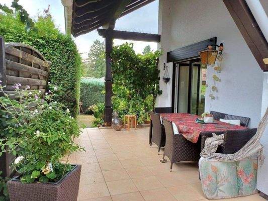 teilüberdachte Terrasse