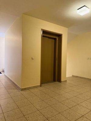 Großzügiger Fahrstuhl.