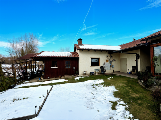 Ostansicht, Gartenhaus und Freisitz.png